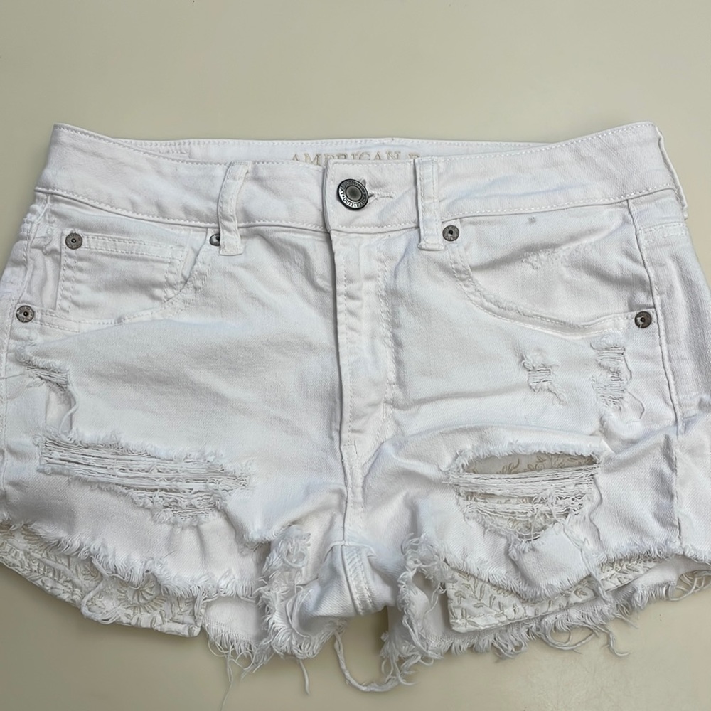 AMERICAN EAGLE WHITE DENIM SHORTS